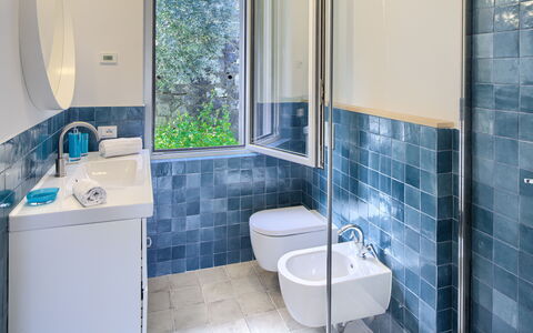 Casa Grande Mare - Levanto: Luminaire Plomberie, Violet, Robinet, Salle De Bains, Bleu, Bleu Azur, Évier, Lavabo, Design Intérieur