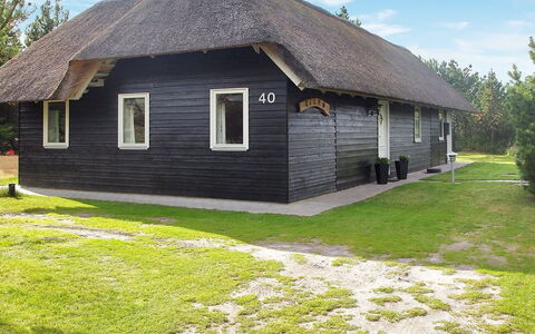 Eetu - 1.3Km from the Sea: Fenêtre, Façade, Zone Résidentielle, Domicile, Composite, Fenêtre À Guillotine, Biens, Siding, Daylighting