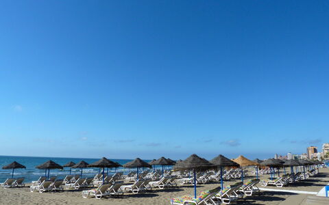 Fuengirola Beach View: Table, Plante, Bâtiment, Ciel, Nuage, Bois, Porche, Ombre, Design Intérieur, Chaise