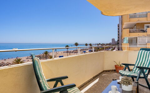 Fuengirola Beach View: Table, Plante, Bâtiment, Ciel, Nuage, Bois, Porche, Ombre, Design Intérieur, Chaise