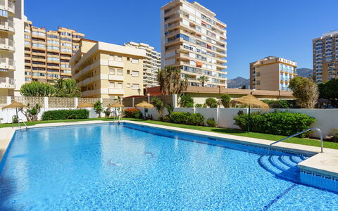 Fuengirola Beach View: Table, Plante, Bâtiment, Ciel, Nuage, Bois, Porche, Ombre, Design Intérieur, Chaise