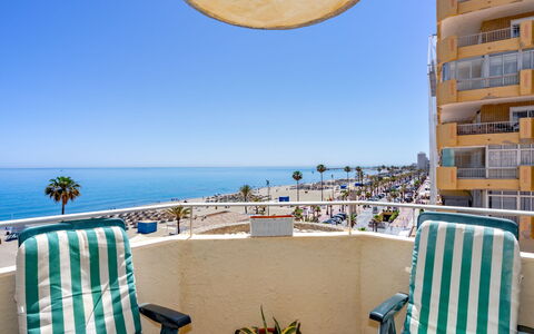 Fuengirola Beach View: Table, Plante, Bâtiment, Ciel, Nuage, Bois, Porche, Ombre, Design Intérieur, Chaise