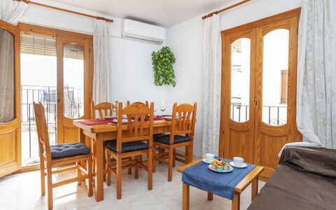 Castell: Table, Meubles, Propriété, Bâtiment, Fenêtre, Bleu Azur, Bois, Chaise, Textile, Design Intérieur