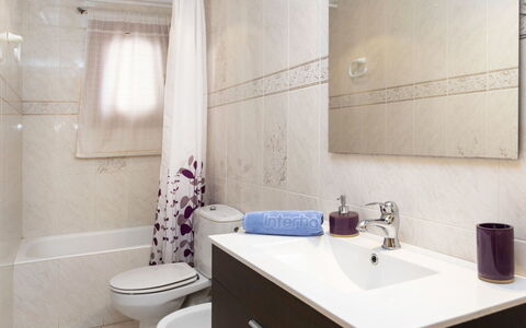 Castell: Miroir, Luminaire Plomberie, Robinet, Propriété, Évier, Armoire De Toilette, Lavabo, Violet, Salle De Bains, Design Intérieur