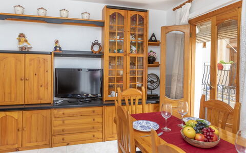 Castell: Cabinetry, Meubles, Propriété, Table, Bois, Design Intérieur, Étagère, Cuisine, Rayonnage, Salon