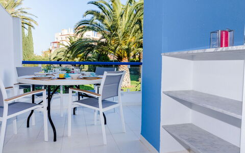 Cala Blanca Denia: Table, Plante, Bâtiment, Ciel, Nuage, Bois, Porche, Ombre, Design Intérieur, Chaise