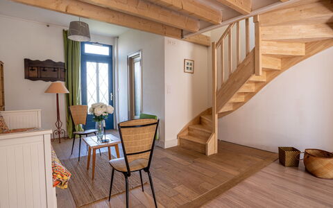 La Pierre Fleurie: Table, Plante, Bâtiment, Ciel, Nuage, Bois, Porche, Ombre, Design Intérieur, Chaise