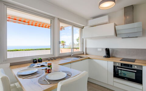 Résidence les Gemeaux: Table, Plante, Bâtiment, Ciel, Nuage, Bois, Porche, Ombre, Design Intérieur, Chaise