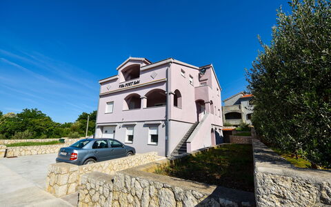 Ika: Ciel, Plante, Bâtiment, Fenêtre, Voiture, Arbre, Véhicule, Maison, Roue