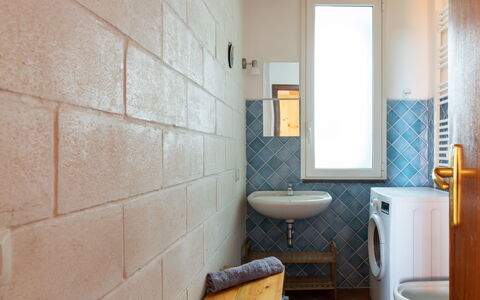 Alcunché: Miroir, Propriété, Évier, Robinet, Luminaire Plomberie, Lavabo, Bois, Salle De Bains, Éclairage