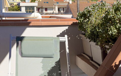 Appartamento La Castellana: Ciel, Propriété, Bâtiment, Fenêtre, Ombre, Bois, Quartier, Design Urbain, Zone Résidentielle, Toit