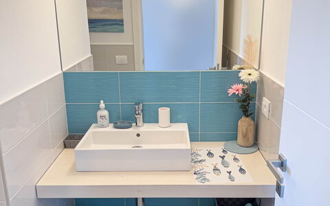 Appartamento La Castellana: Miroir, Robinet, Évier, Luminaire Plomberie, Lavabo, Bâtiment, Salle De Bains, Design Intérieur, Bois, Sol