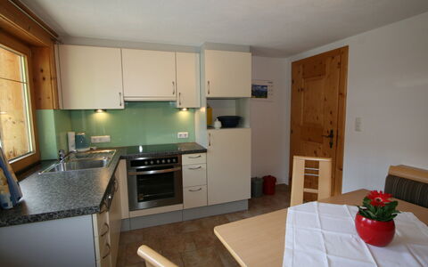 Tom: Cabinetry, Comptoir, Meubles, Évier, Evier, Bois, Cuisine, Sol, Électroménager, Sol