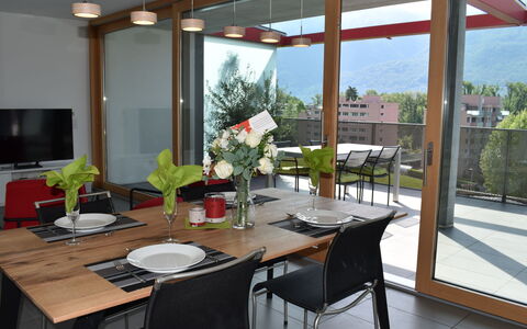Orizia: Ciel, Bâtiment, Table, Fenêtre, Mobilier De Jardin, Design Urbain, Bois, Ombre, Condominium, Maison