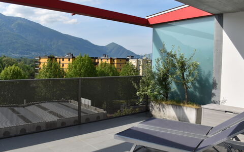 Orizia: Ciel, Bâtiment, Table, Fenêtre, Mobilier De Jardin, Design Urbain, Bois, Ombre, Condominium, Maison