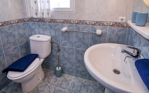 Casa Petra: Siège De Toilette, Salle De Bains, Luminaire Plomberie, Toilette, Lavabo, Évier, Sol, Sol, Robinet, Design Intérieur