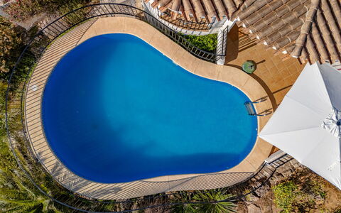 Casa Petra: Piscine, Bleu, L'Eau, Mobilier De Jardin, Recours, Composite, Eco Hôtel, Loisir, Parapluie, Ombre