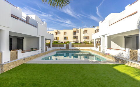 Tropical Beach Penthouse: Ciel, Bâtiment, Table, Fenêtre, Mobilier De Jardin, Design Urbain, Bois, Ombre, Condominium, Maison