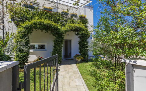 Villa Soši: Ciel, Bâtiment, Table, Fenêtre, Mobilier De Jardin, Design Urbain, Bois, Ombre, Condominium, Maison