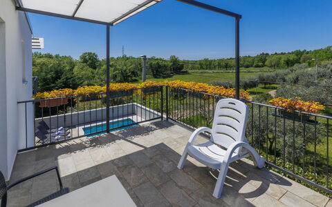 Villa Soši: Ciel, Bâtiment, Table, Fenêtre, Mobilier De Jardin, Design Urbain, Bois, Ombre, Condominium, Maison