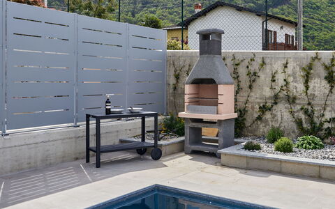 Laghetto: Ciel, Bâtiment, Table, Fenêtre, Mobilier De Jardin, Design Urbain, Bois, Ombre, Condominium, Maison