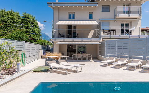 Laghetto: Bâtiment, Ciel, Propriété, Plante, Fenêtre, L'Eau, Bleu Azur, Piscine, Ombre, Maison