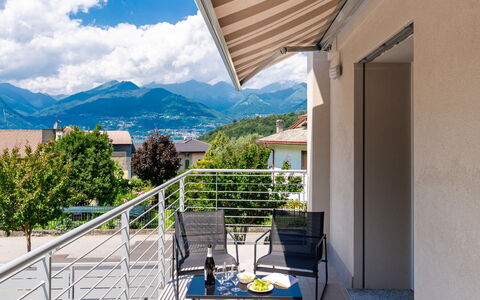 Laghetto: Ciel, Nuage, Propriété, Bâtiment, Meubles, Bleu, Bleu Azur, Ombre, Chaise, Plante