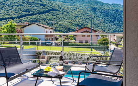 Laghetto: Ciel, Propriété, Bleu, Montagne, Bâtiment, Bleu Azur, Ombre, Mobilier De Jardin, Design Urbain, Table