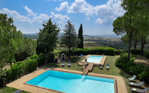Villa Morellino: L'Eau, Plante, Ciel, Nuage, Propriété, Piscine, Bleu Azur, Arbre, Architecture, Bâtiment