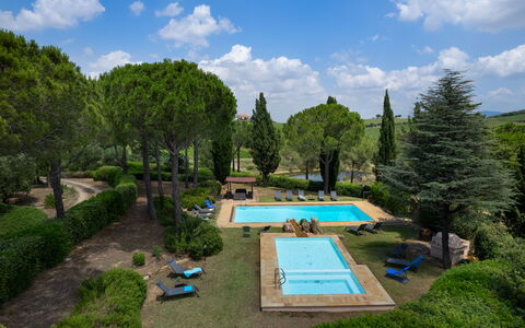 Villa Morellino: Plante, Nuage, Ciel, L'Eau, Botanique, Arbre, Piscine, Lot Terre, Herbe, Paysage Naturel
