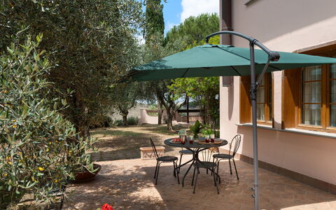 Villa Morellino: Plante, Meubles, Table, Bâtiment, Chaise, Arbre, Parapluie, Ombre, Mobilier De Jardin, Tableau De Plein Air