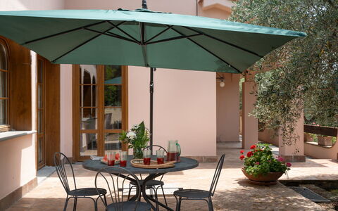 Villa Morellino: Table, Plante, Meubles, Propriété, Bâtiment, Chaise, Ombre, Pot De Fleur, Mobilier De Jardin, Tableau De Plein Air