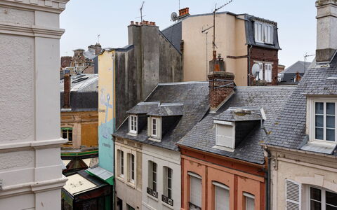 La Batelière: Table, Propriété, Meubles, Ciel, Plante, Bâtiment, Chaise, Bleu Azur, Nuage, Ombre