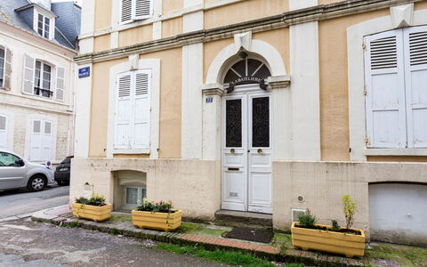 La Batelière: Table, Propriété, Meubles, Ciel, Plante, Bâtiment, Chaise, Bleu Azur, Nuage, Ombre