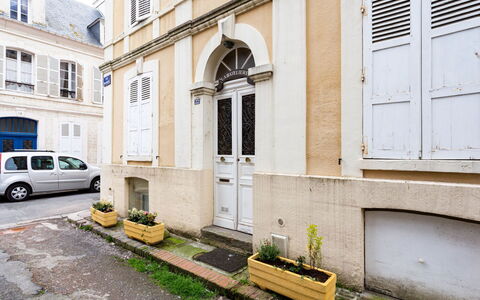 La Batelière: Table, Propriété, Meubles, Ciel, Plante, Bâtiment, Chaise, Bleu Azur, Nuage, Ombre