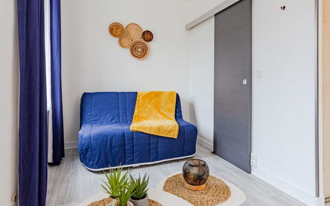 La Batelière: Table, Propriété, Meubles, Ciel, Plante, Bâtiment, Chaise, Bleu Azur, Nuage, Ombre