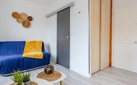 La Batelière: Table, Propriété, Meubles, Ciel, Plante, Bâtiment, Chaise, Bleu Azur, Nuage, Ombre