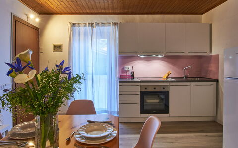 Ca' Dolce Osteno: Table, Propriété, Meubles, Ciel, Plante, Bâtiment, Chaise, Bleu Azur, Nuage, Ombre
