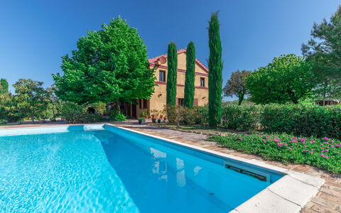 Casa Bellavista: L'Eau, Plante, Ciel, Jour, Propriété, Vert, Bleu, Bleu Azur, Bâtiment, Arbre
