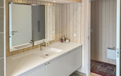 Telma - 200M from the Sea: Sol, Luminaire Plomberie, Mur, Design Intérieur, Lavabo, Sol, Bois, Évier, Armoire De Toilette, Salle De Bains