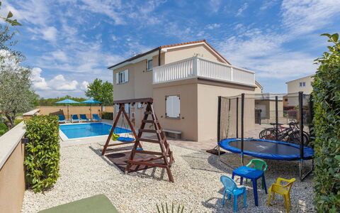 Villa Vesna: L'Eau, Plante, Ciel, Propriété, Nuage, Piscine, Bleu Azur, Arbre, Mobilier De Jardin, Ombre