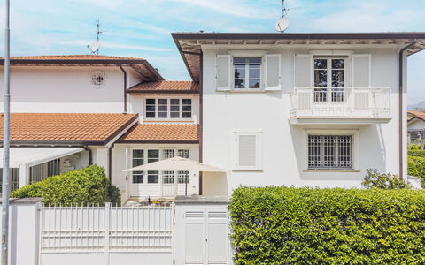 Villa Clara: L'Eau, Plante, Ciel, Propriété, Nuage, Piscine, Bleu Azur, Arbre, Mobilier De Jardin, Ombre