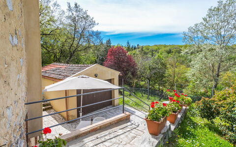 A Casa di Gabri: L'Eau, Plante, Ciel, Propriété, Nuage, Piscine, Bleu Azur, Arbre, Mobilier De Jardin, Ombre