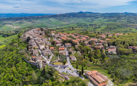 A Casa di Gabri: L'Eau, Plante, Ciel, Propriété, Nuage, Piscine, Bleu Azur, Arbre, Mobilier De Jardin, Ombre