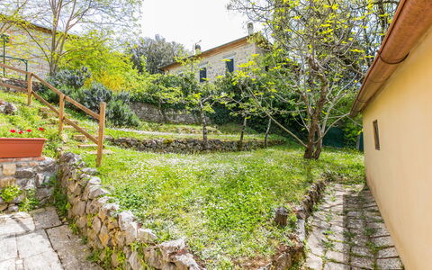 A Casa di Gabri: L'Eau, Plante, Ciel, Propriété, Nuage, Piscine, Bleu Azur, Arbre, Mobilier De Jardin, Ombre