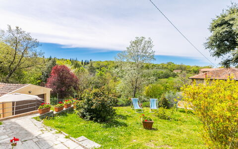A Casa di Gabri: L'Eau, Plante, Ciel, Propriété, Nuage, Piscine, Bleu Azur, Arbre, Mobilier De Jardin, Ombre