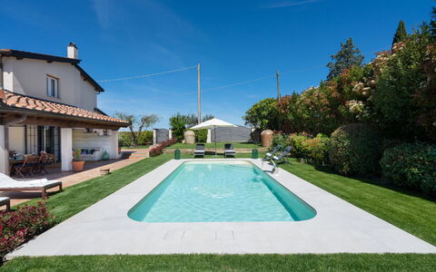 Villa Di Pillo: Plante, Ciel, L'Eau, Propriété, Arbre, Loisir, Nuage, Piscine, Herbe, Zone Résidentielle