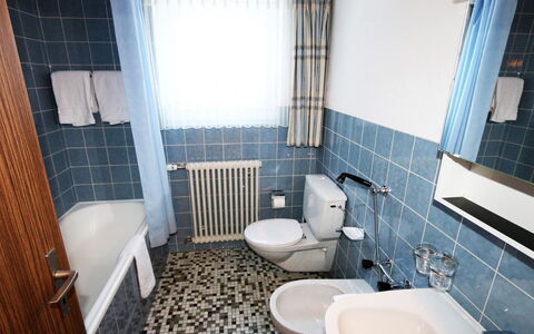 Apollo: Miroir, Robinet, Propriété, Évier, Luminaire Plomberie, Bâtiment, Lavabo, Fenêtre, Rideau, Design Intérieur