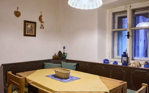 Mountain Serenity & Sauna: Propriété, Meubles, Table, Fenêtre, Bleu, Bois, Éclairage, Design Intérieur, Cabinetry, Chaise