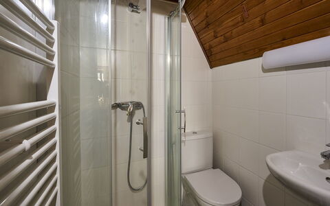 Mountain Serenity & Sauna: Luminaire Plomberie, Propriété, Bâtiment, Robinet, Siège De Toilette, Toilette, Salle De Bains, Lavabo, Évier, Design Intérieur
